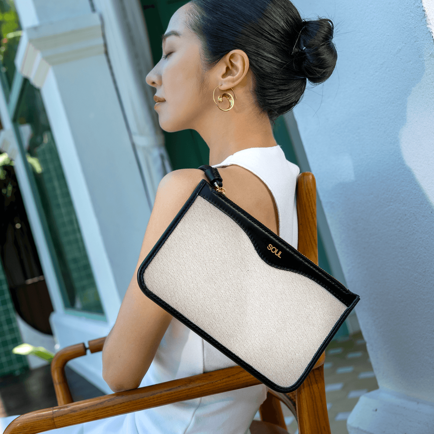 Sleek Silhouette Clutch - Black.