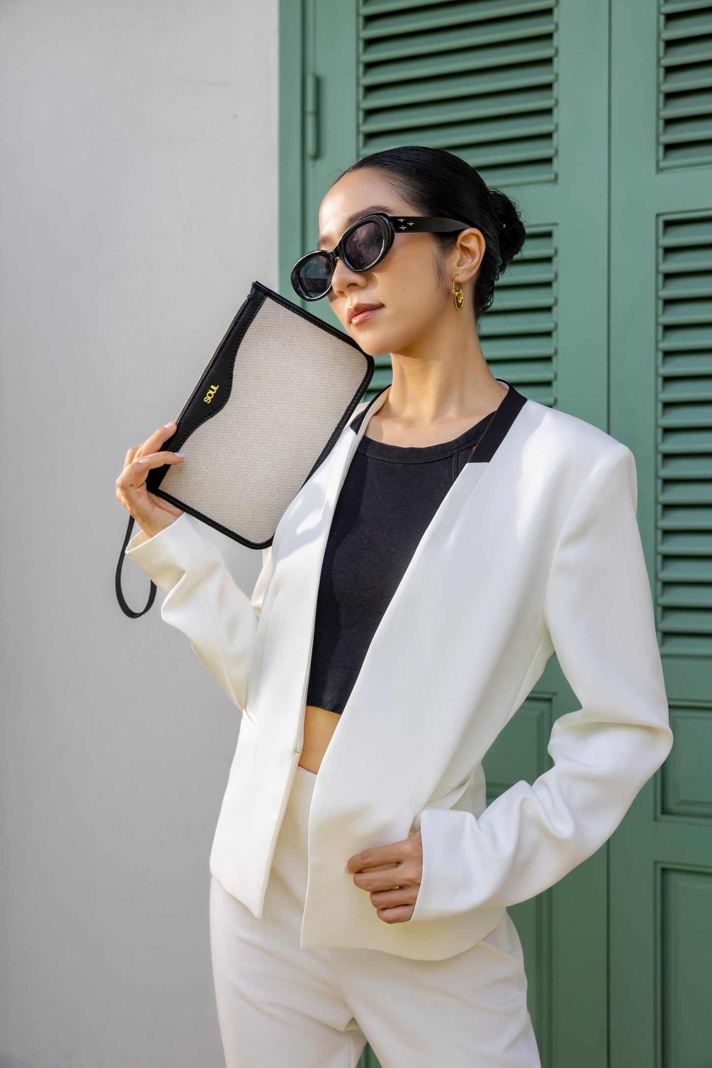 Sleek Silhouette Clutch - Black.